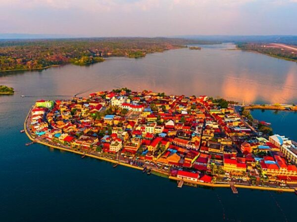 Flores, el encanto colonial a orillas del lago Petén Itzá