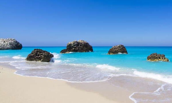 Lefkada: la isla griega donde el mar parece una piscina infinita