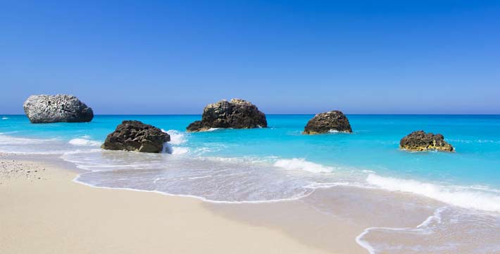 Lefkada: la isla griega donde el mar parece una piscina infinita